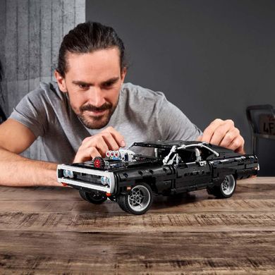 Конструктор LEGO Technic Dom's Dodge Charger 42111