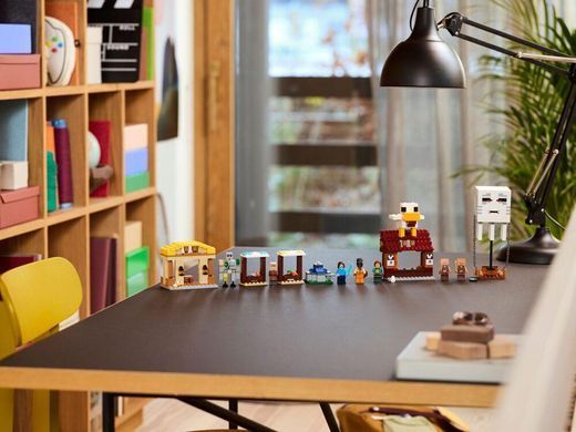 Конструктор LEGO Minecraft Нападение на деревню с воздушным шаром Гаст 21273