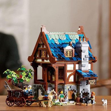 Конструктор LEGO Ideas Средневековая кузница 2164 детали 21325