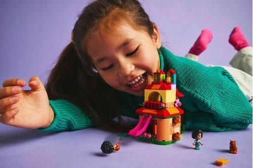 Конструктор LEGO Disney Classic Мінібудинок Енканто 43261
