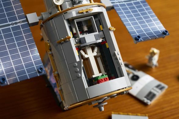 LEGO&reg; Icons Космический телескоп &laquo;Хаббл&raquo; 11382