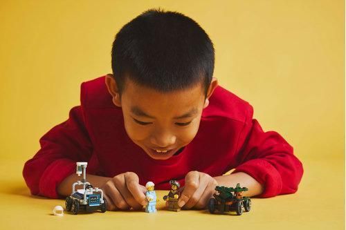 Конструктор LEGO City &laquo;Літак проти лікарняного ліжка&raquo; Набір для перегонів 60459