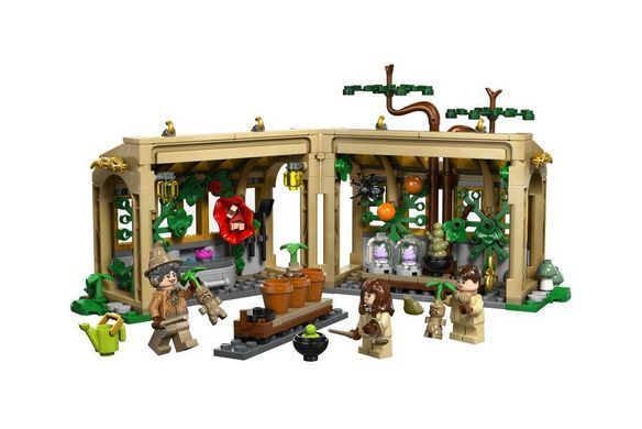 LEGO&reg; Harry PotterTM Замок Гогвартс: урок гербологии, волшебный подарок 76445