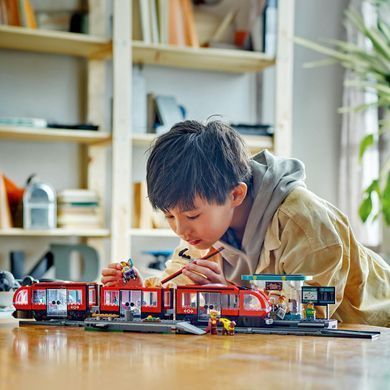 LEGO&reg; City Трамвай і вокзал у центрі міста Іграшковий набір 60423