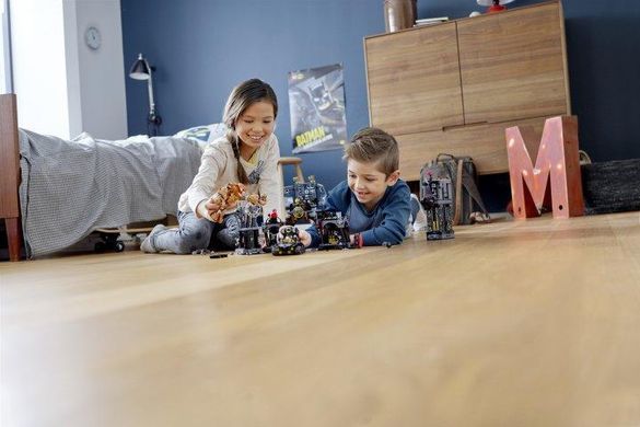 Конструктор LEGO Super Heroes Вторжение Глиноликого в бэт-пещеру 76122 DRC