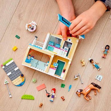 Конструктор LEGO Friends Ветеринарна клініка в Хартлейк-Сіті 41446