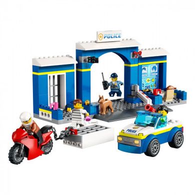 Конструктор LEGO® LEGO City Переслідування на поліцейській дільниці 172 деталей (60370)