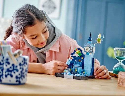 Конструктор LEGO Політ Пітера Пена та Венді над Лондоном, 466 деталей 43232