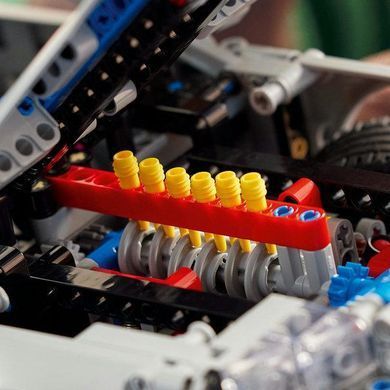LEGO&reg; Technic Двойной форсаж Автомобиль Nissan Skyline GT-R (R34) Набор с моделью автомобиля 42210
