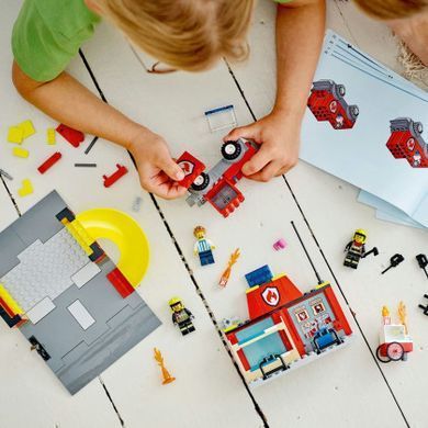 Конструктор LEGO&reg; LEGO City Пожежне депо та пожежна машина 153 деталей (60375)