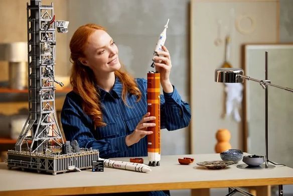 LEGO Icons Ракета NASA Artemis SLS 10341