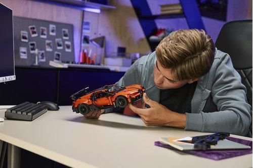 LEGO Technic Гіперкар Bugatti Chiron Pur Sport 42222