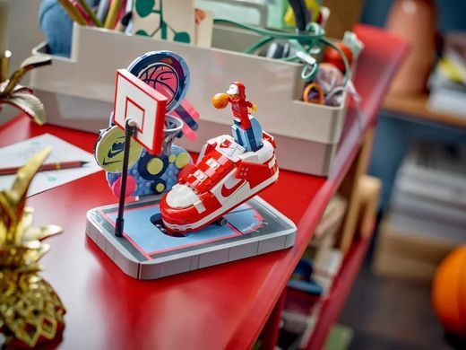Конструктор LEGO Icons Nike Dunk Trickshot 43021