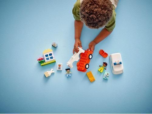 Конструктор LEGO DUPLO Швидка допомога та водій 10447