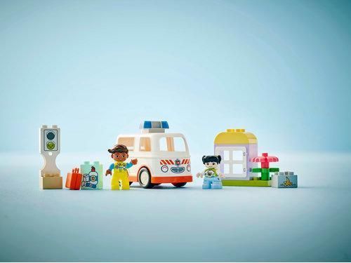 Конструктор LEGO DUPLO Швидка допомога та водій 10447