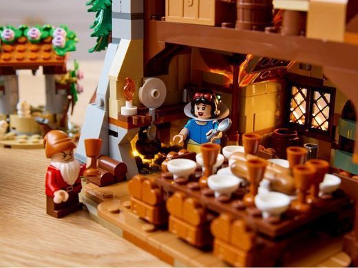 Конструктор Lego Disney Хижина Белоснежки и семи гномов 43242