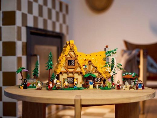 Конструктор Lego Disney Хижина Белоснежки и семи гномов 43242