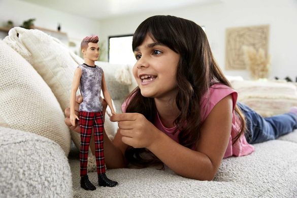 Лялька Barbie Fashionistas Кен в майці тай-дай та червоних картатих брюках GVY29