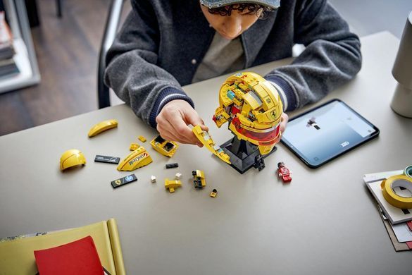 LEGO&reg; Editions Шолом Льюїса Гамільтона з команди Scuderia Ferrari HP 43022