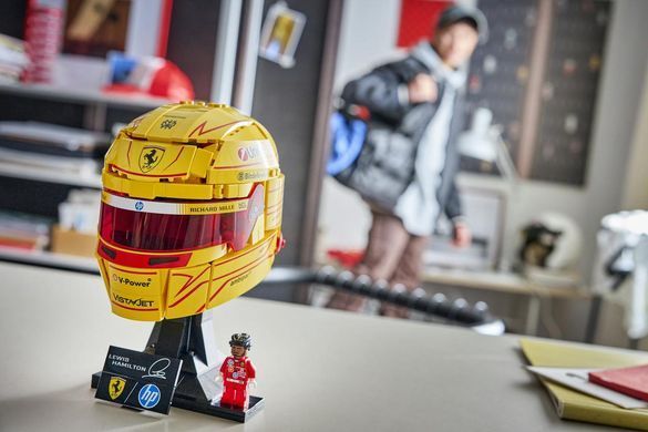 LEGO&reg; Editions Шолом Льюїса Гамільтона з команди Scuderia Ferrari HP 43022