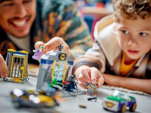LEGO&reg; DC Бэтмен&trade; Пещера Бэтмена с Бэтменом, Бетгерл и Джокером 76272