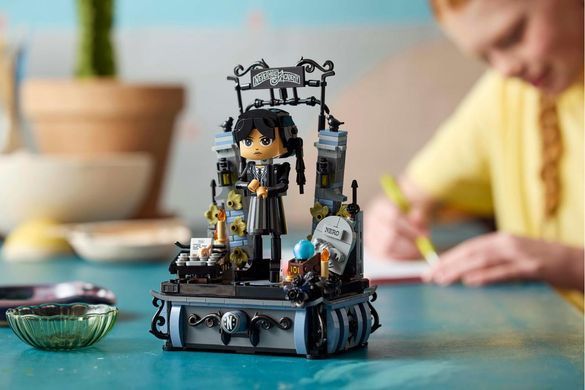 LEGO&reg; Wednesday: Фигурка Венздей Аддамс. Подарочная фигурка 76780