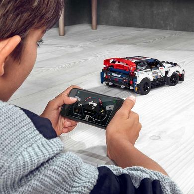 Конструктор LEGO Technic Гоночний автомобіль Top Gear на управлінні 42109