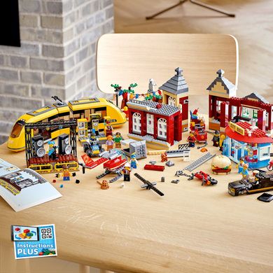 Конструктор LEGO City Міська площа 1517 деталей 60271