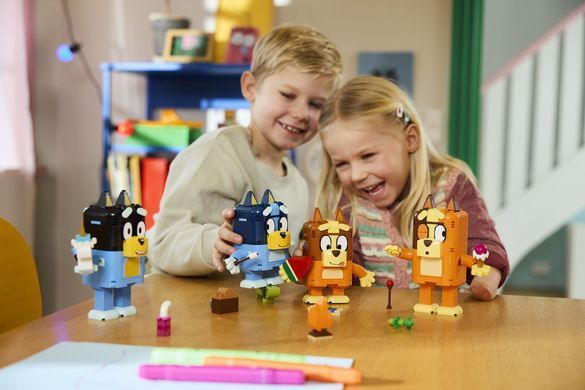 LEGO&reg; Bluey Семья Блуи из кубиков Набор фигурок 11217