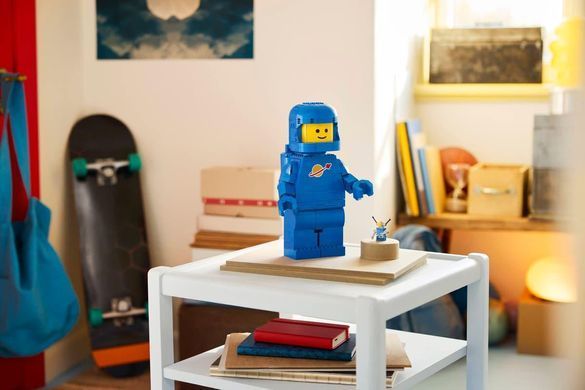 LEGO&reg; Збільшена блакитна мініфігурка космонавта (40921)