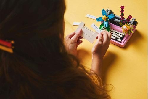 Конструктор LEGO Creator Друкарська машинка з квітами 31169