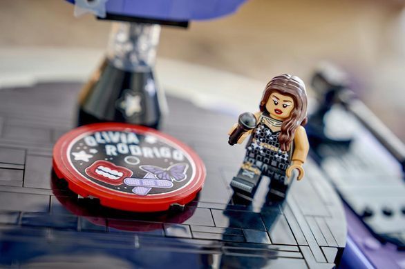 LEGO&reg; Editions Месяц на концерте Оливии Родриго 43029