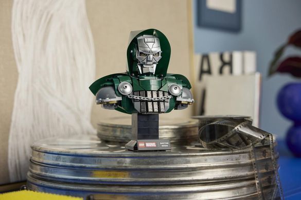 LEGO&reg; ǀ Marvel Бюст Доктора Дума 76345