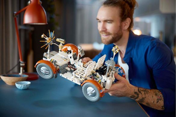 LEGO&reg; Technic Місячний автомобіль NASA Apollo 42182