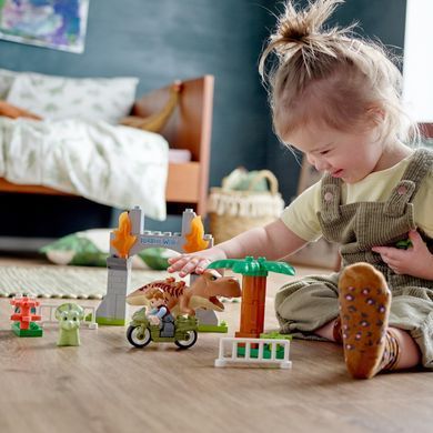 Конструктор LEGO DUPLO Jurassic World Утеча тиранозавра і трицератопса 10939