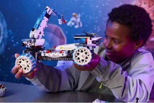 LEGO&reg; Technic Луноход Lunar OutpostTM. Космический корабль Набор со STEM-игрочкой 42211